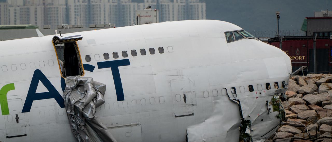 En imágenes: Un Boeing 747-481 de carga pierde el control y cae al mar al aterrizar en Hong Kong