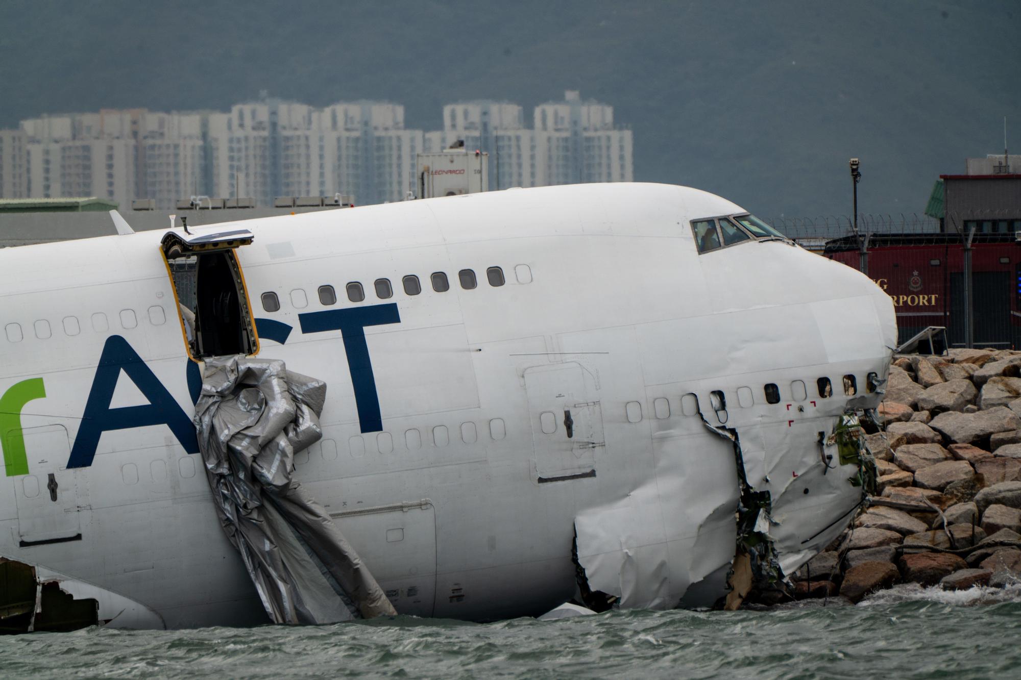 En imágenes: Un Boeing 747-481 de carga pierde el control y cae al mar al aterrizar en Hong Kong