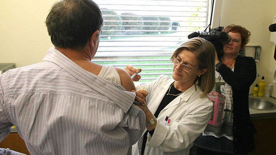 Una enfermera suministra una dosis de la vacuna contra la gripe A en un centro de salud de Navarra