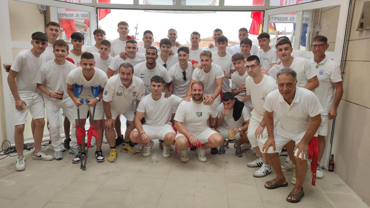 Plantilla y directivos del River Ega justo antes de encender el cohete del comienzo de las fiestas de Andosilla.