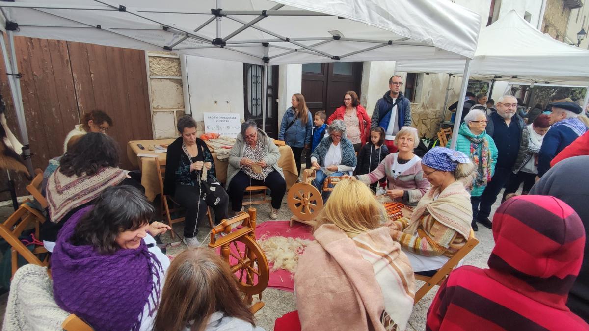 Imagen de varias mujeres amescoanas hilando en la fiesta del pastor de 2024.