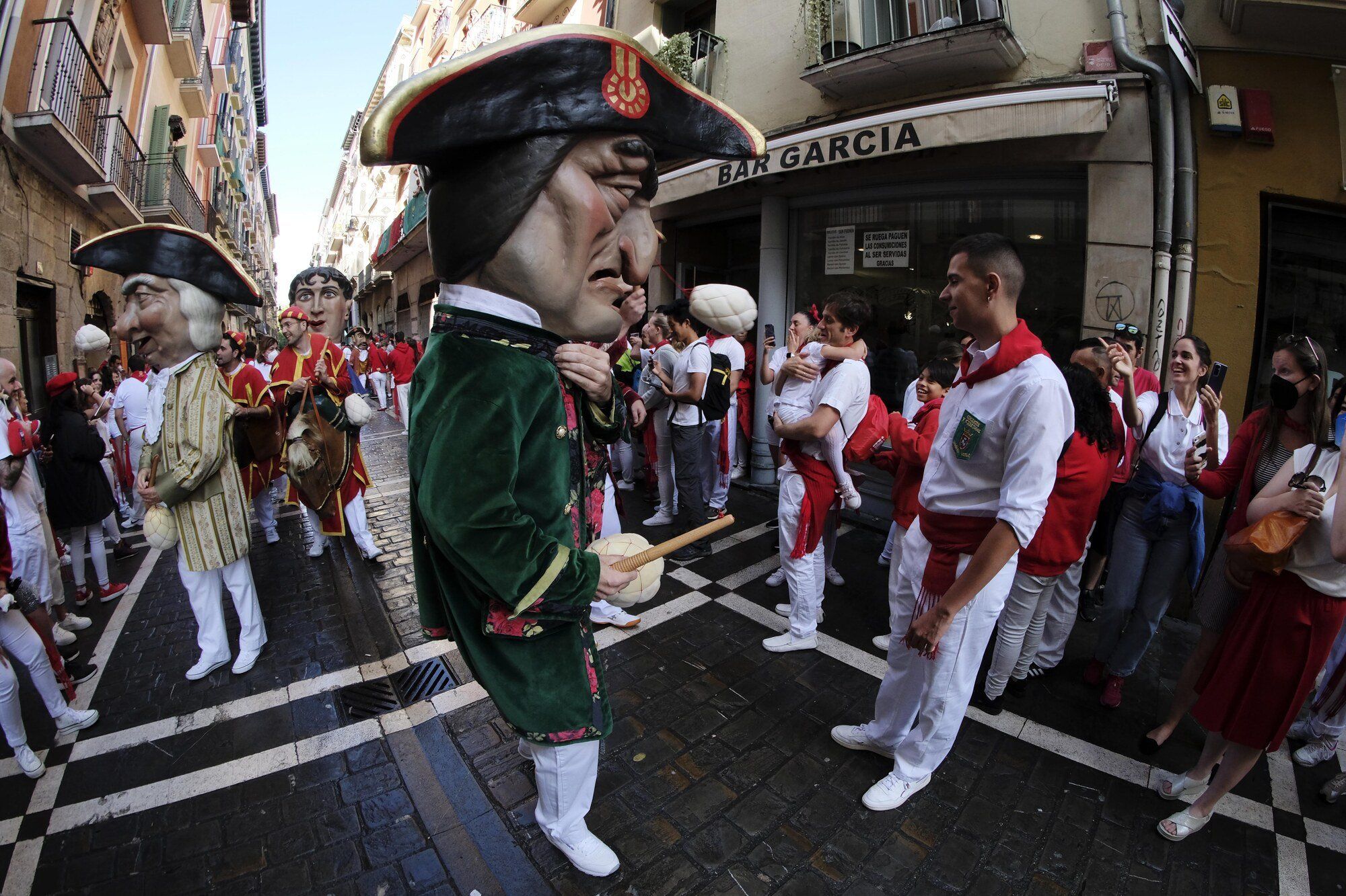 Comparsa de kilikis, cabezudos y gigantes en San Fermín 2022