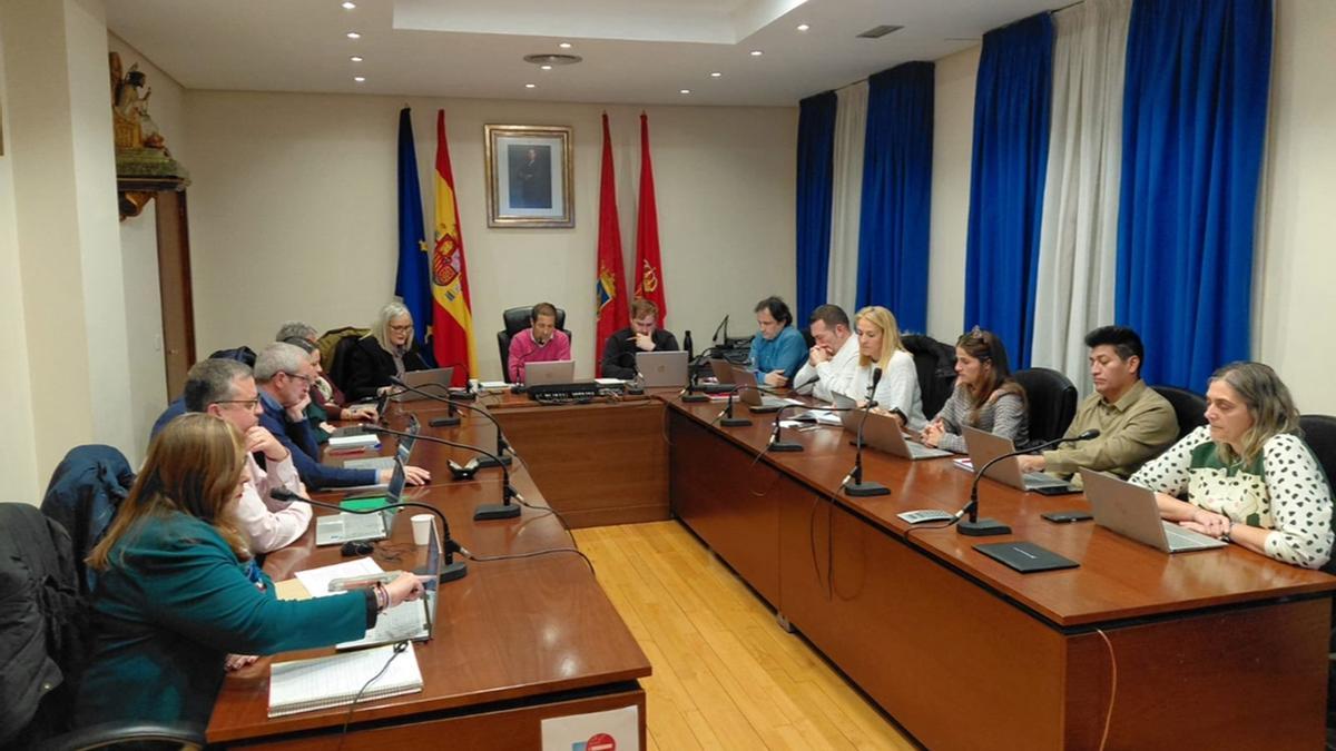 La corporación peraltesa, este mediodía durante el pleno de presupuestos.