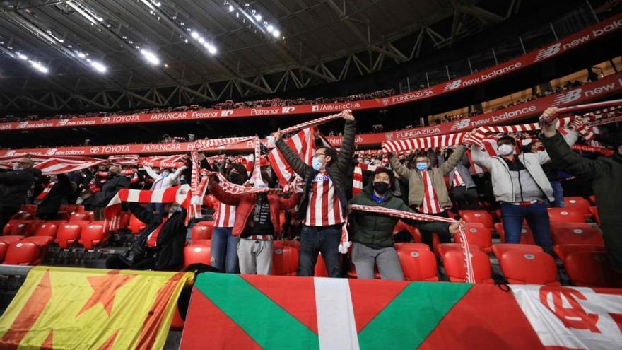 Aficionados del Athletic, con las bufandas al viento, antes de comenzar el partido ante el Getafe.