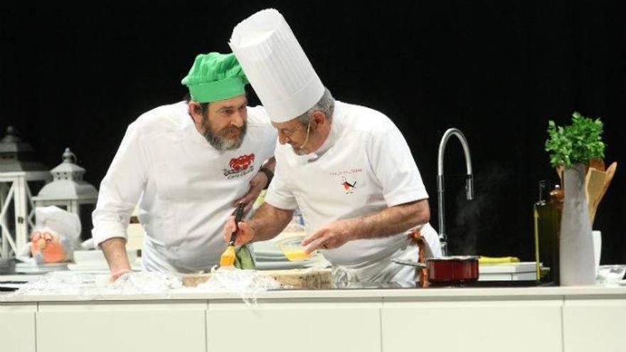 El actor Karra Elejalde observa bien de cerca la preparación de una receta por parte de Arguiñano, ayer en la Feria Hogarmanía.