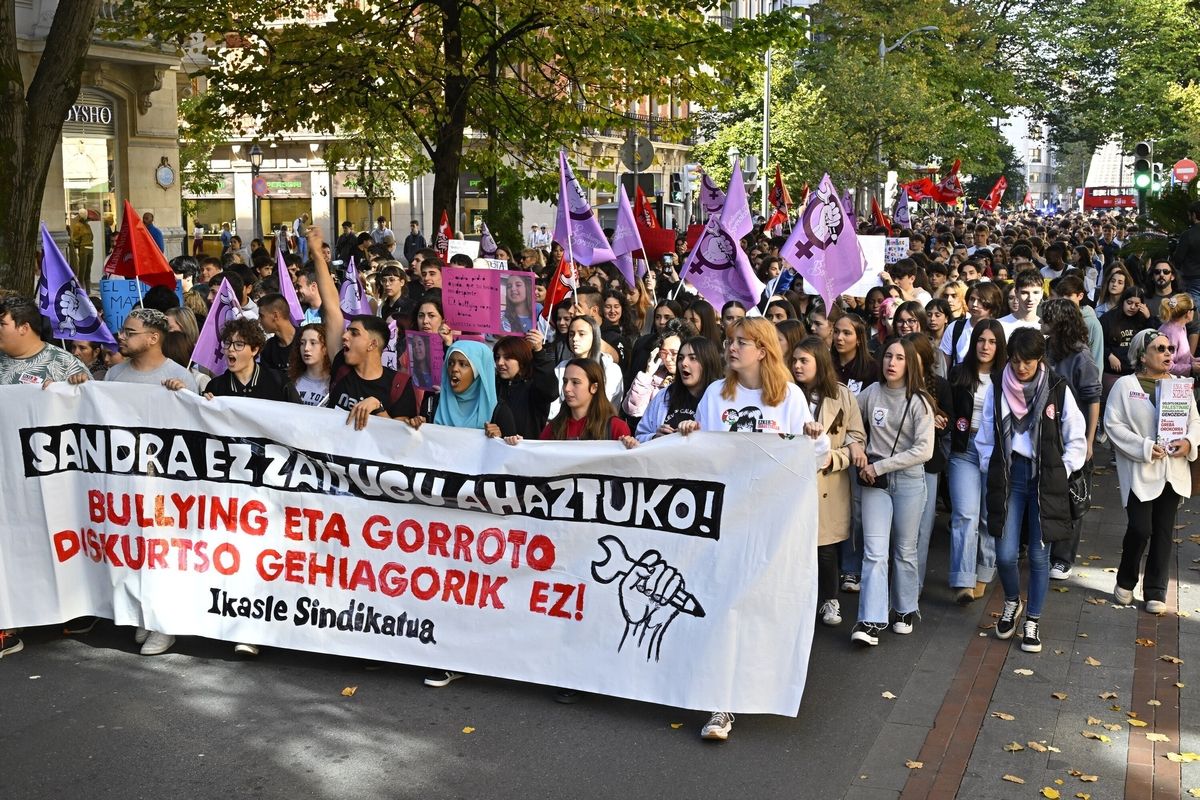 Estudiantes salen a la calle en Bilbao contra el 'bullying'