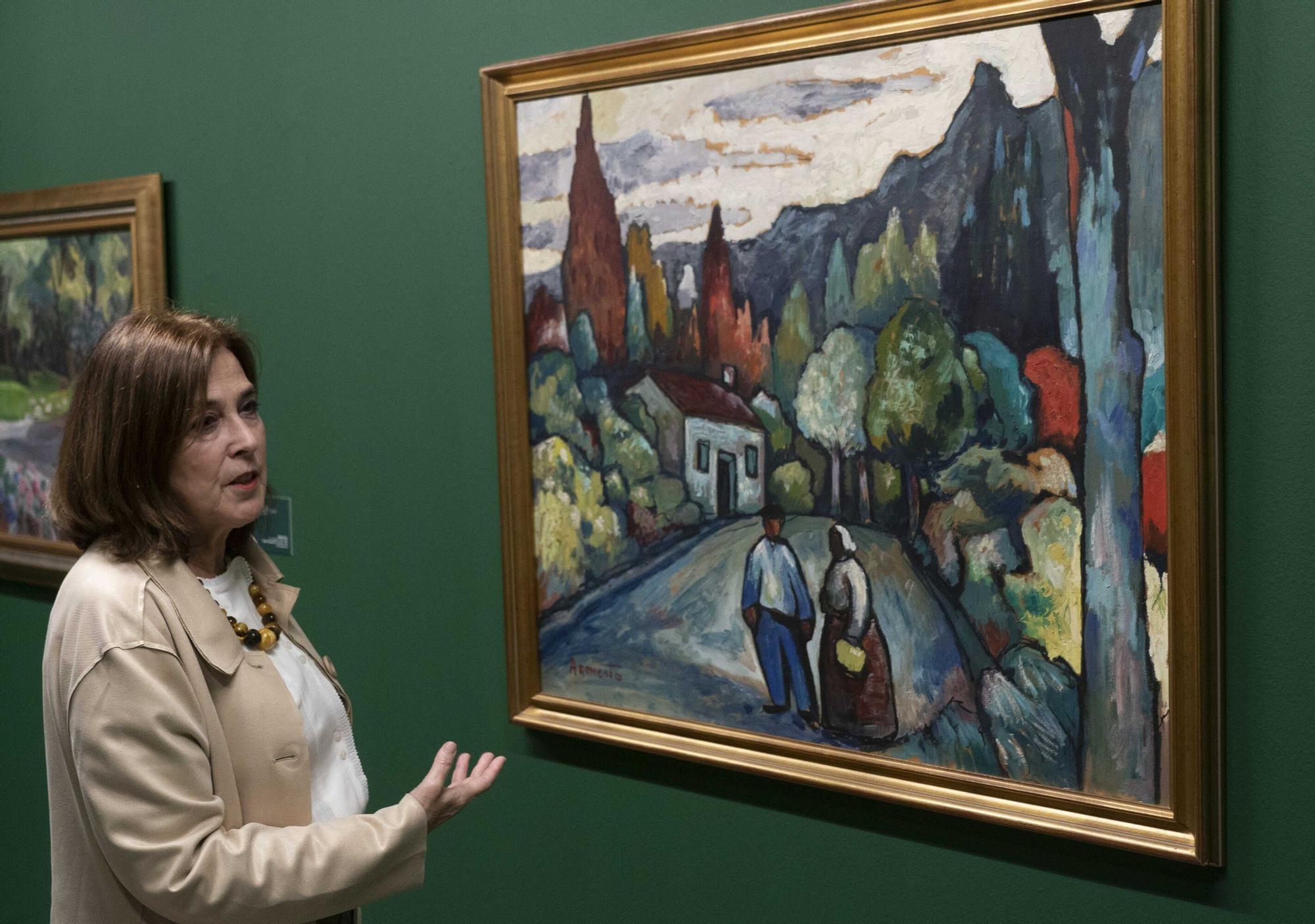 La responsable del museo, Sara González de Aspuru, se detiene ante ‘Los camineros de Sobrón’, obra de Gerardo Armesto.
