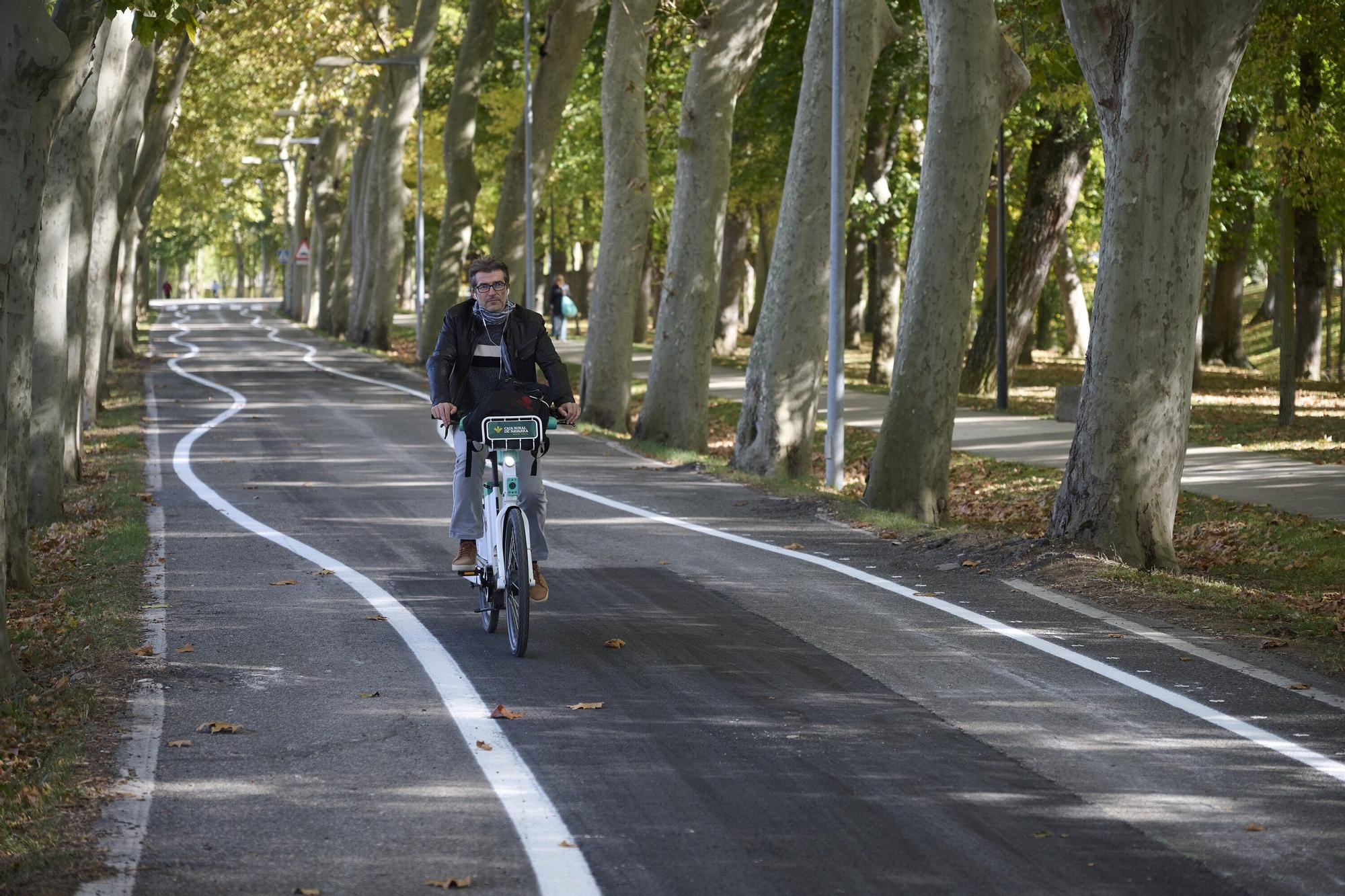 Fotos de las líneas serpenteantes de la carretera de la Universidad de Navarra