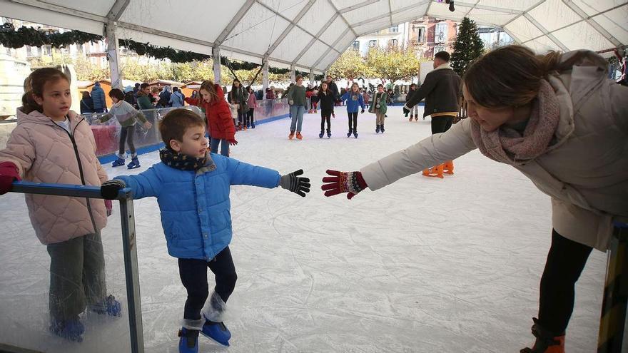 La pista de hielo de la Plaza del Castillo ha registrado 14.000 entradas en la primera parte de las fiestas navideñas