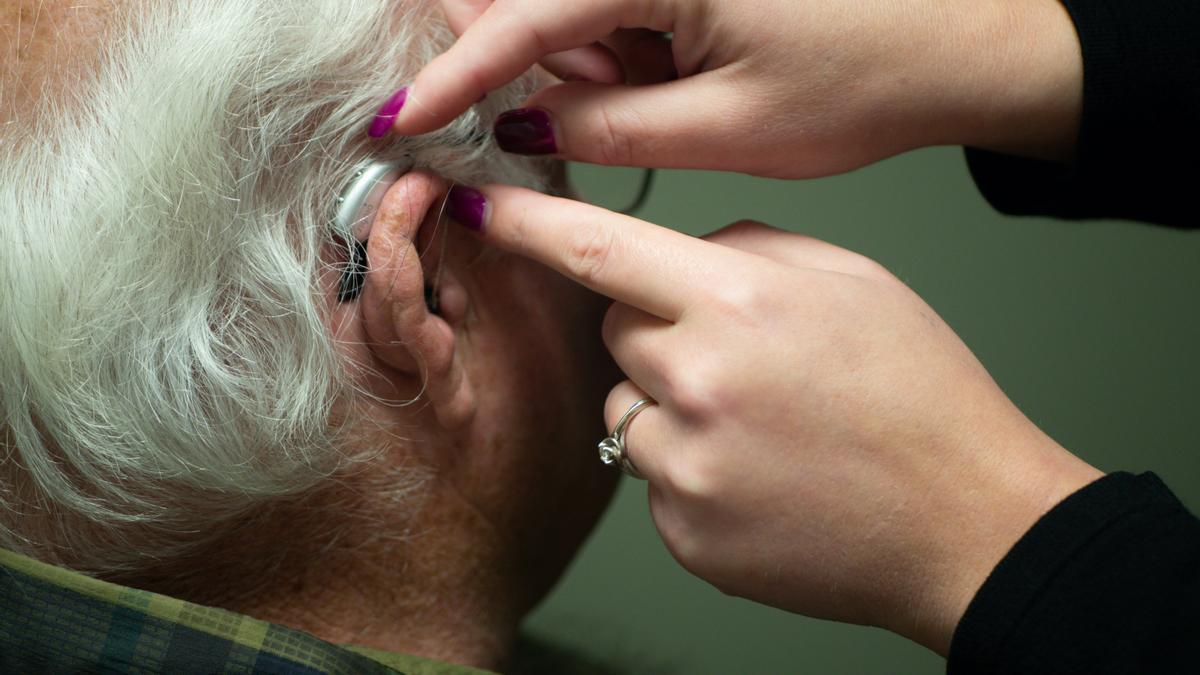 los investigadores han observado que cuanto peor era la audición, peores eran las puntuaciones en las pruebas de memoria y atención.