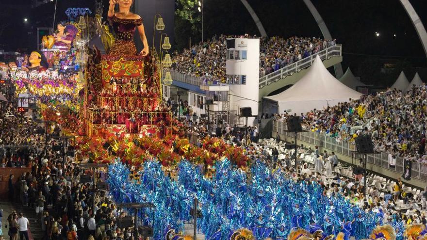 Herida grave una niña en el carnaval de Río tras ser arrollada por una carroza