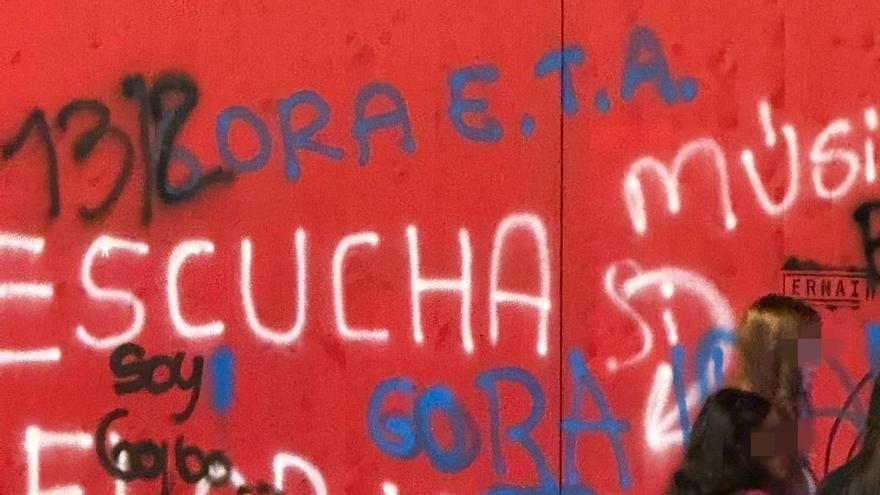 El muro instalado en la Virgen Blanca aparece con pintadas de &quot;Gora ETA&quot;