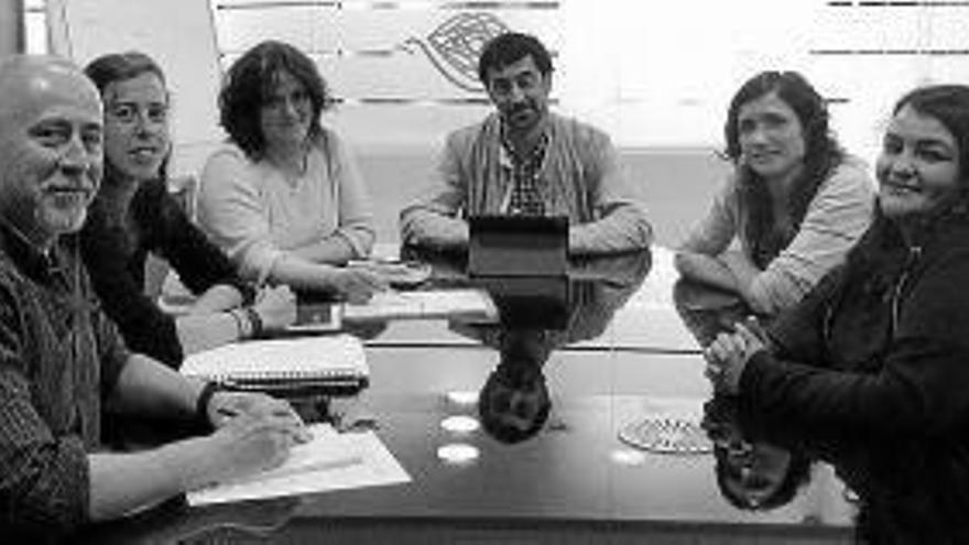 Álvaro Baraibar, con representantes de SOS Navarra.