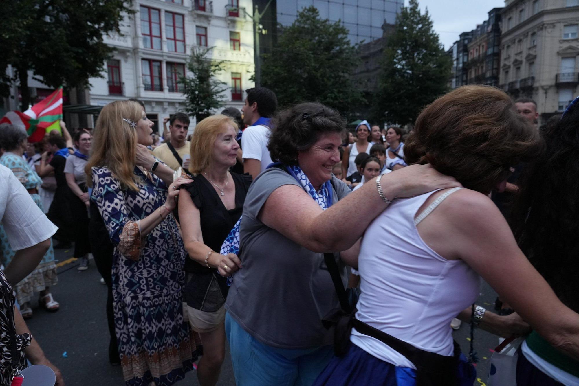 En imágenes: Una romería euskaldun con boas, falda y lentejuelas para abrir la fiesta con Akerbeltz