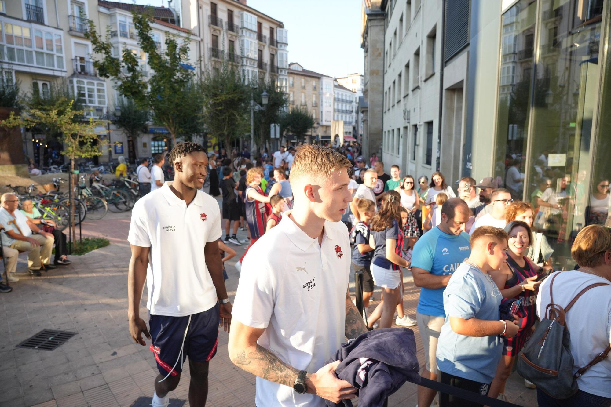 En imágenes: El Baskonia se da un baño de masas en la firma de autógrafos
