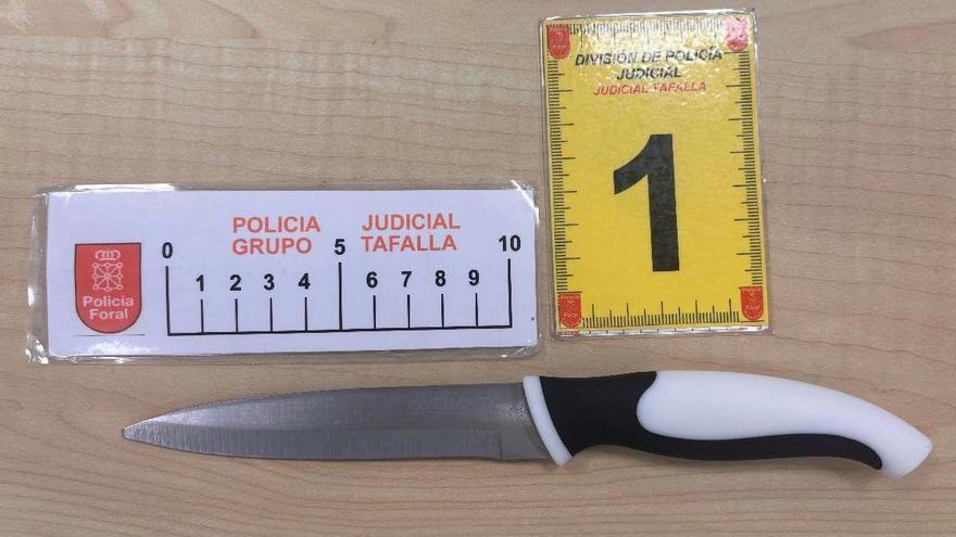 Hiere con una botella a una mujer y luego intenta acuchillar a su marido en Caparroso