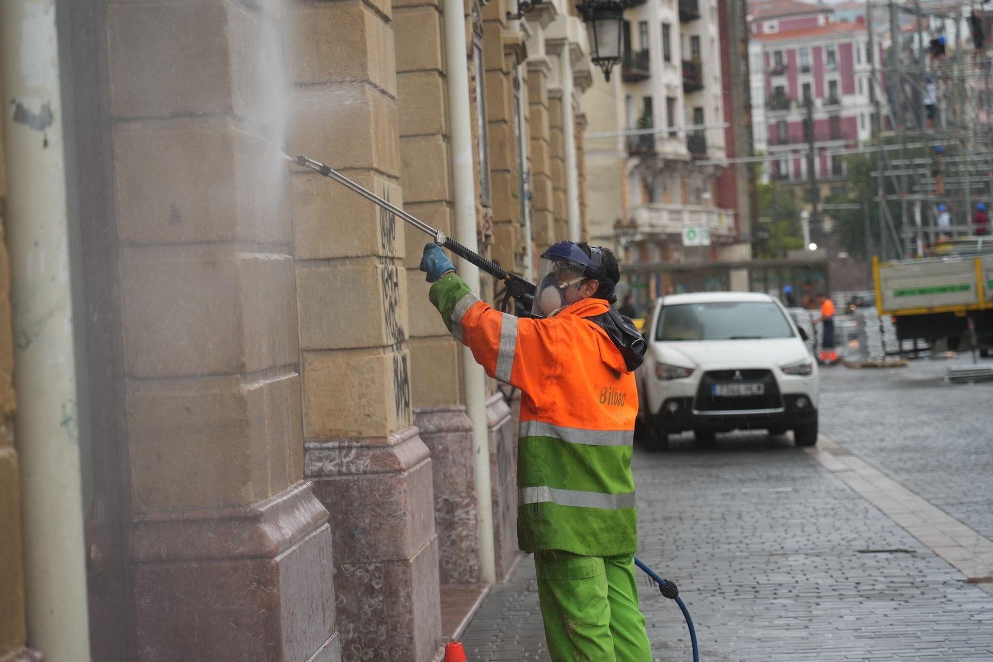En imágenes: Comienzan a limpiar las pintadas del Teatro Arriaga