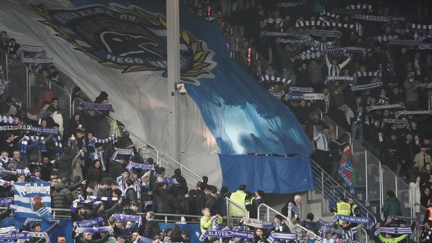 Las bengalas en la grada visitante en el derbi de Copa pueden costarle 50.000 euros al Alavés