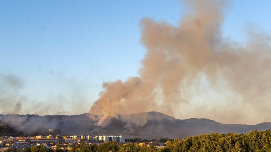 ¿Te duele la cabeza tras el incendio del monte Ezkaba? Trucos para ventilar la casa cuando hay humo