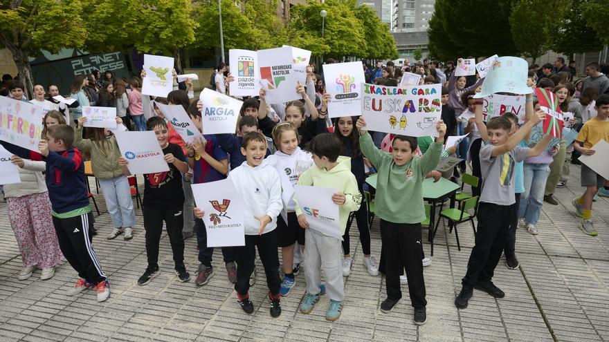 Seis niños se quedan sin plaza en Lizarra Ikastola tras el recorte de aulas de Educación y las familias llevan el caso al pleno municipal