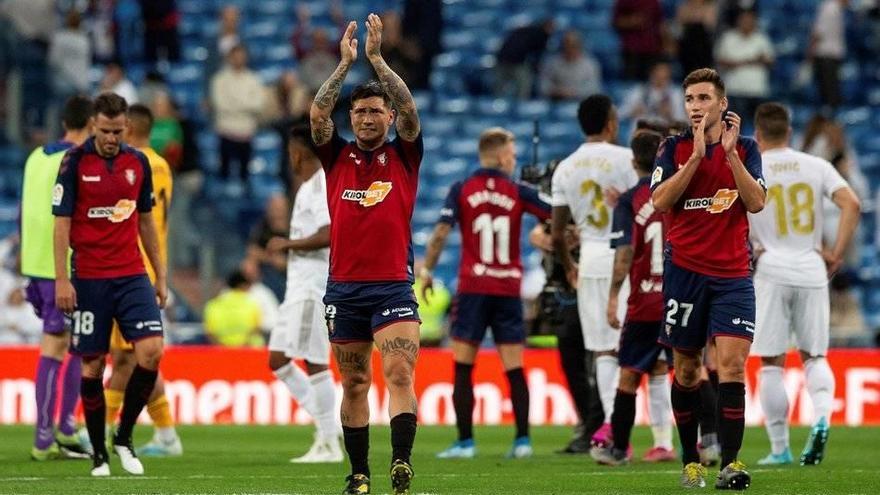 GRAF8997. MADRID, 25/09/2019.- Los jugadores de Osasuna se despiden de su afición tras el partido correspondiente a la sexta jornada de Liga en Primera División que Real Madrid y Osasuna disputaron este miércoles en el estadio Santiago Bernabéu, en Madrid