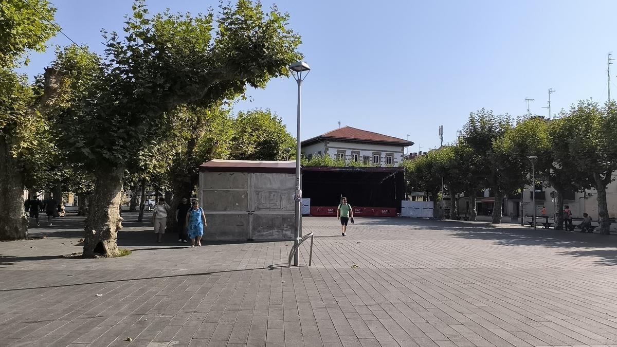 Plaza Urdanibia de Irun, con el escenario y la txosna montadas para las fiestas de "Mosku" / Unai Macias