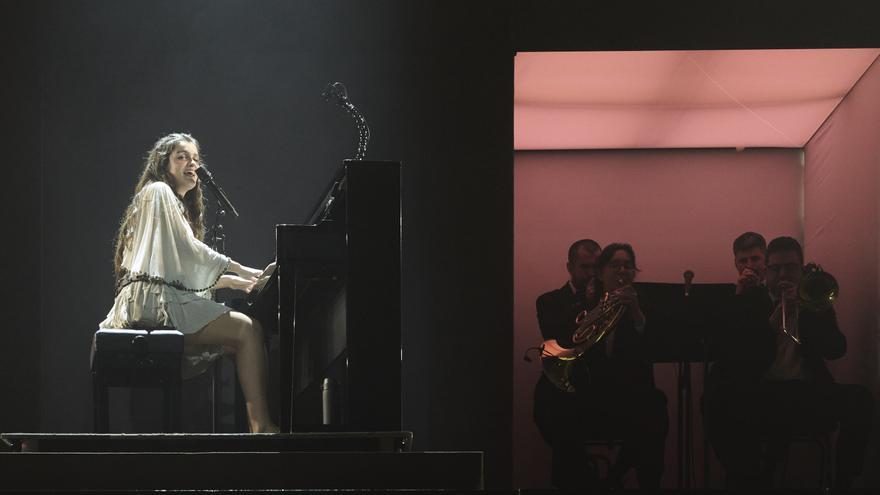 Crónica del concierto de Amaia en el Navarra Arena: la cantante deslumbra en su noche más especial