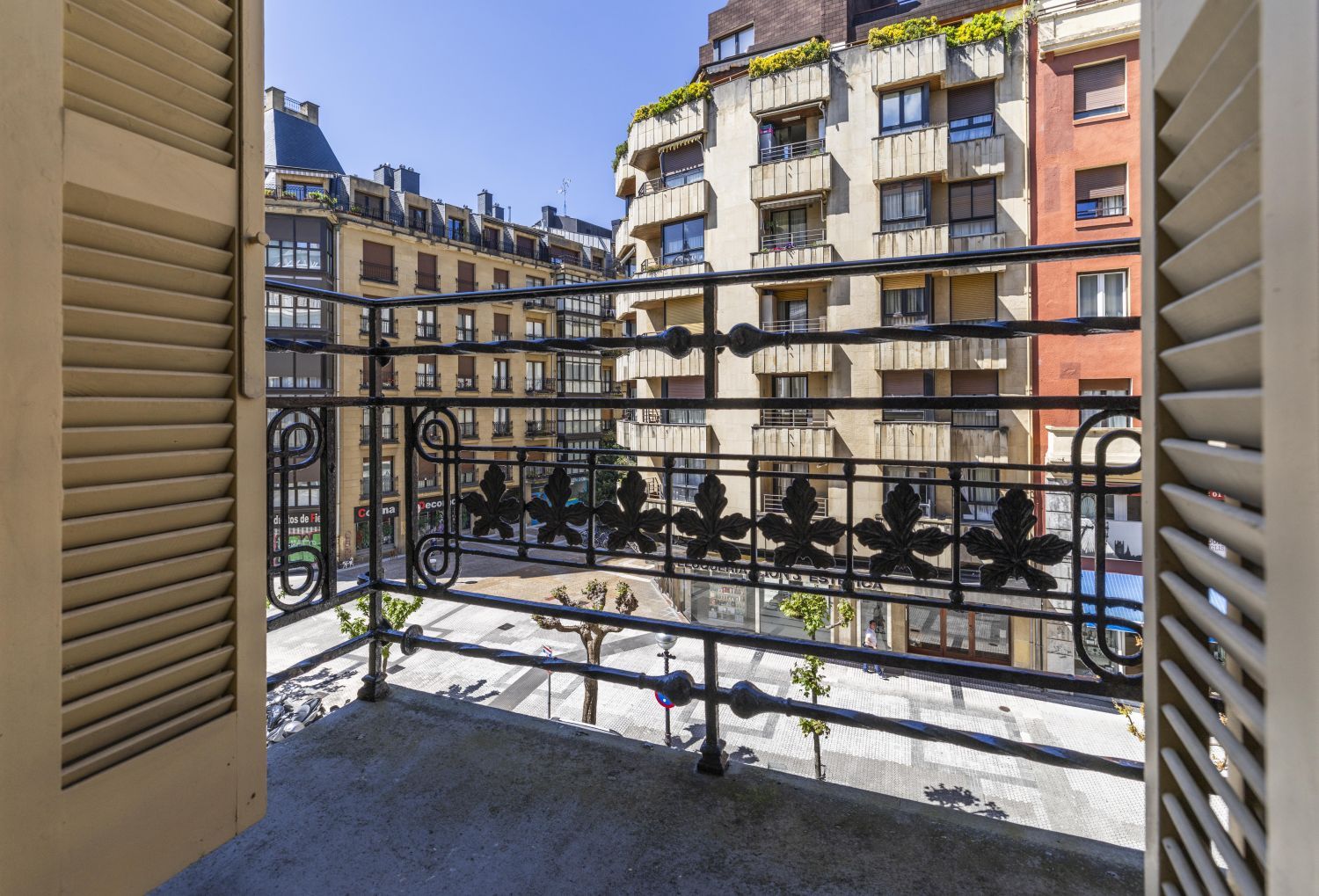 Magnífica propiedad en venta ubicada en un edificio señorial, situada en una de las zonas más elegantes del céntrico barrio de Gros