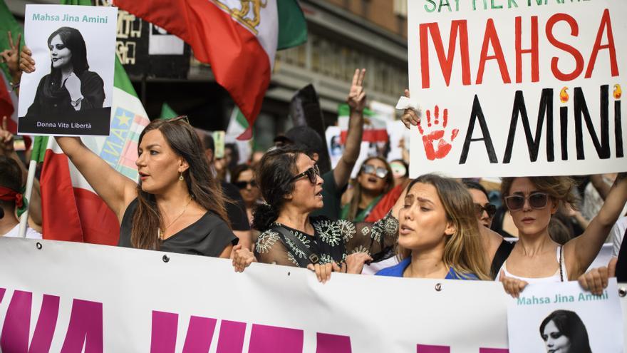 El legado de Mahsa Amini sigue vivo: melenas al aire contra el miedo en Irán