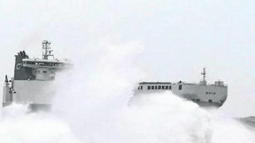 Un barco intenta sortear el fuerte oleaje ayer en Donostia.