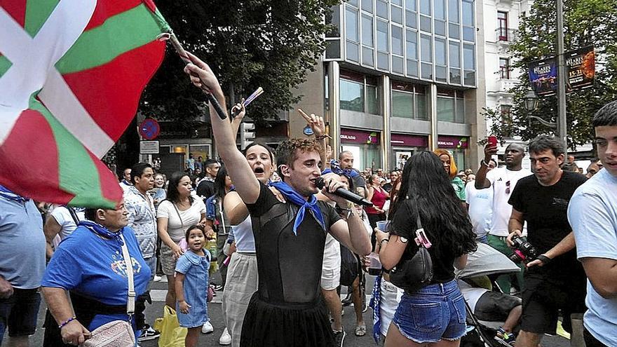Una romería euskaldun con boas, falda y lentejuelas para abrir la fiesta con Akerbeltz