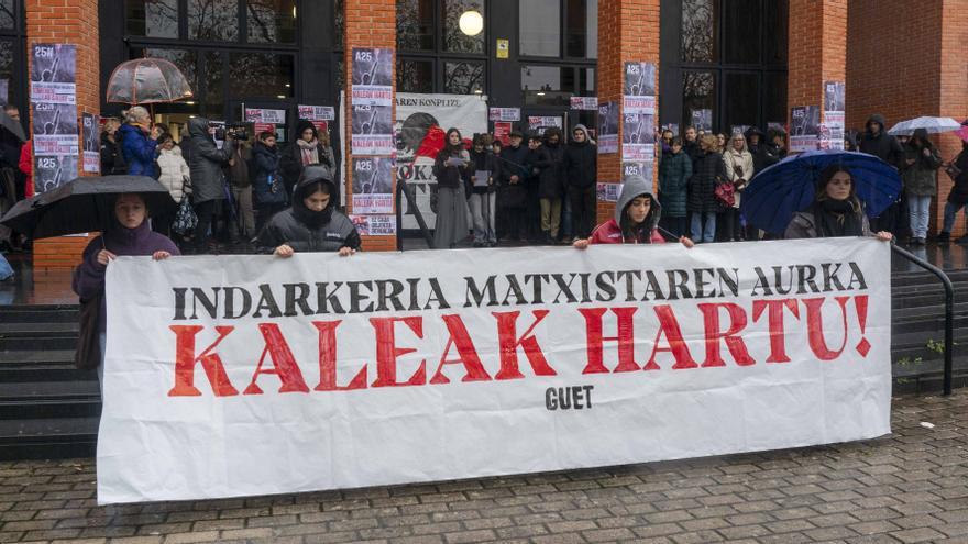 En imágenes: La EHU se manifiesta contra la violencia machista