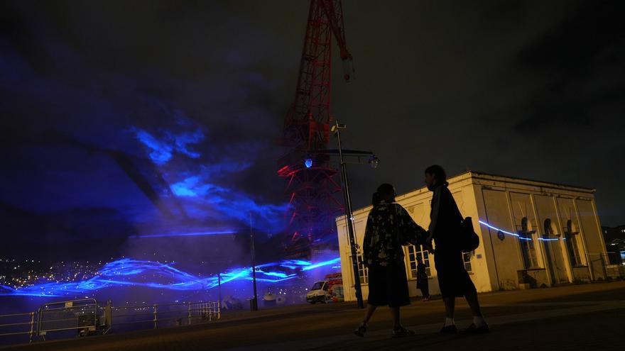 Como auroras boreales sobre la ría: &#039;Waterlicht&#039; transforma Bilbao en un océano de luz