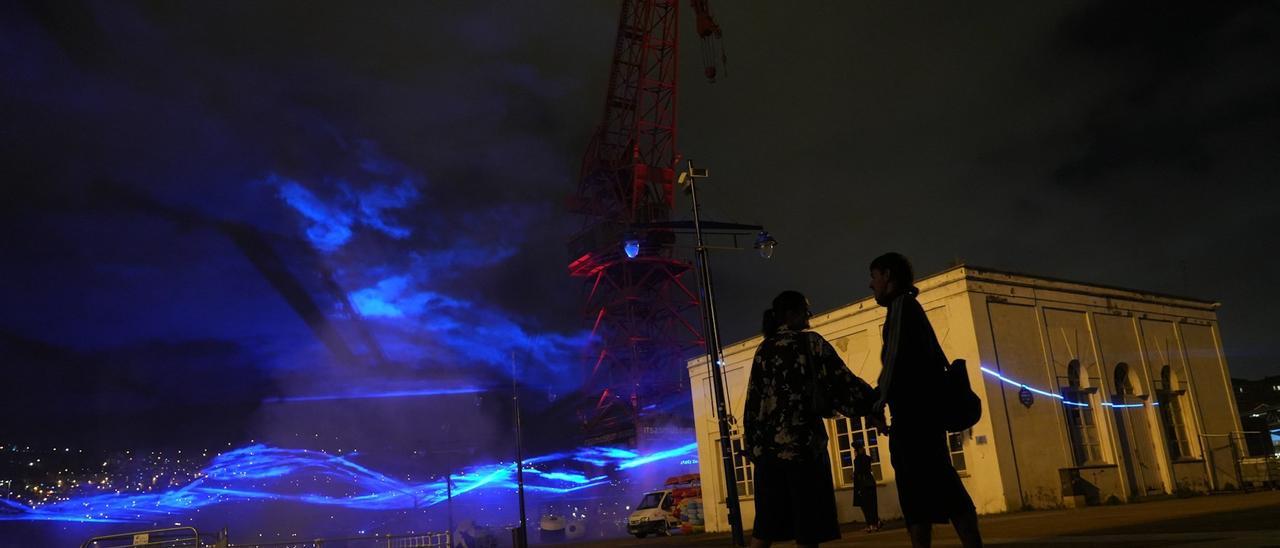 En imágenes: ‘Waterlicht’, un océano de luz azul sobre la ría de Bilbao