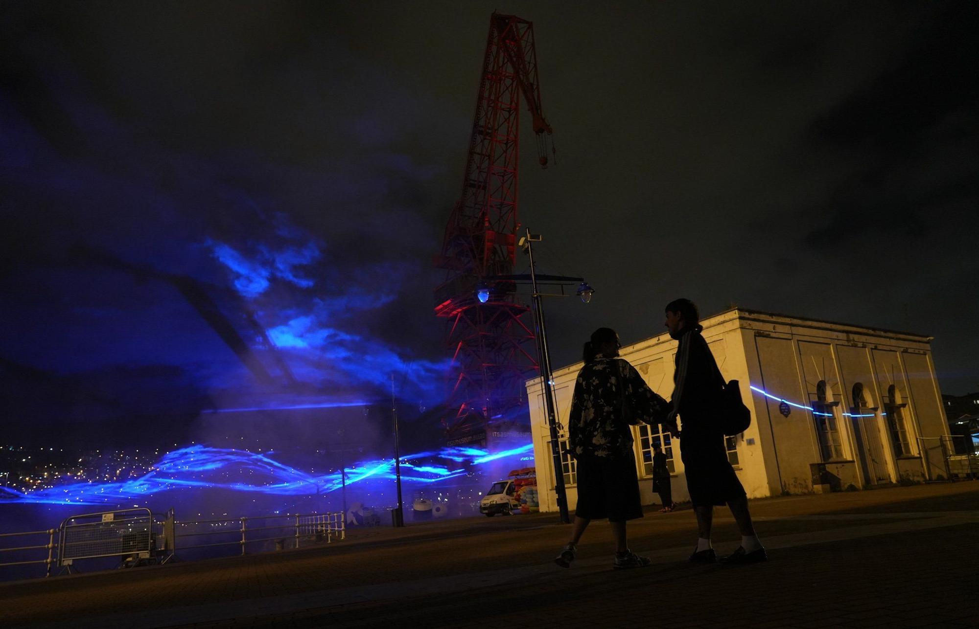 En imágenes: ‘Waterlicht’, un océano de luz azul sobre la ría de Bilbao