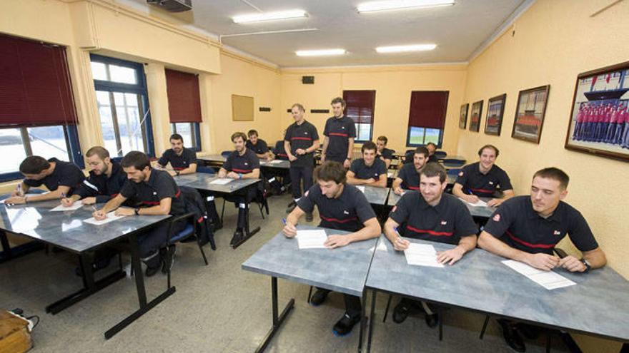 Participantes en el curso de Ingreso Básico de Bomberos que dio inicio en noviembre