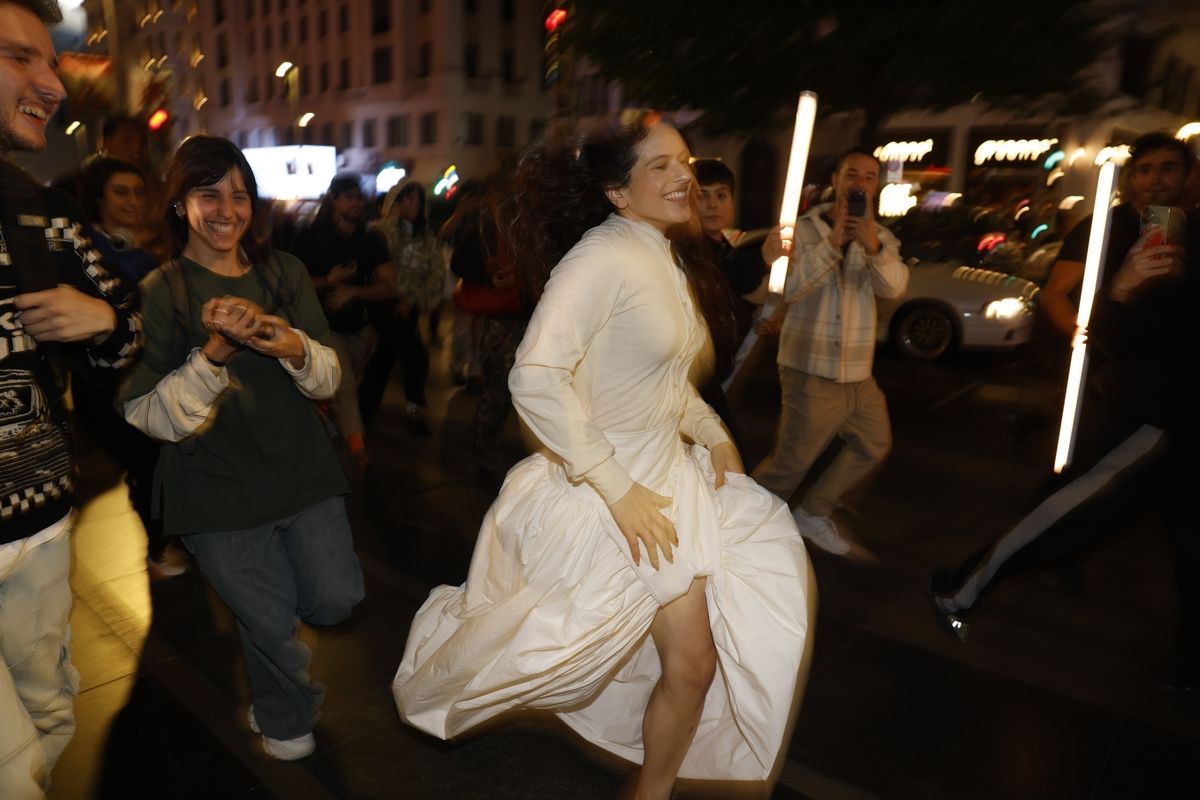 Rosalía presenta su disco en las pantallas de Callao y desaparece entre miles de fans