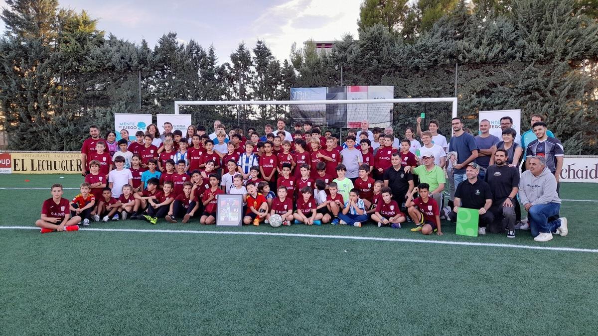 Imagen de todos los niños y niñas que participaron en el taller con el portero navarro de la Real Sociedad.