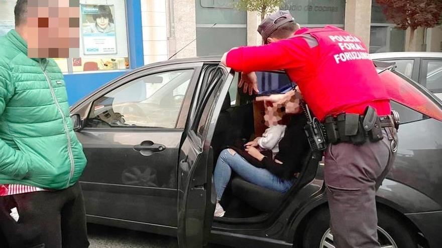 Multada en Barañáin por amamantar a su bebé en un coche en marcha sin el cinturón de seguridad