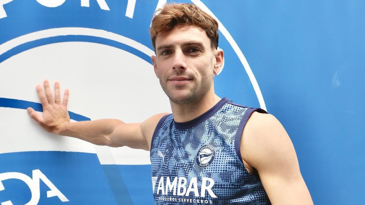Lucas Boyé posa durante su entrevista con DNA.