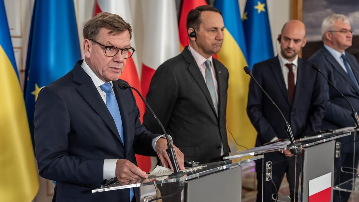 De izq. a dcha, Johan Wadephul, Radoslaw Sikorski, Jean-Noël Barrot y Andrí Sibiga, ayer en Varsovia.