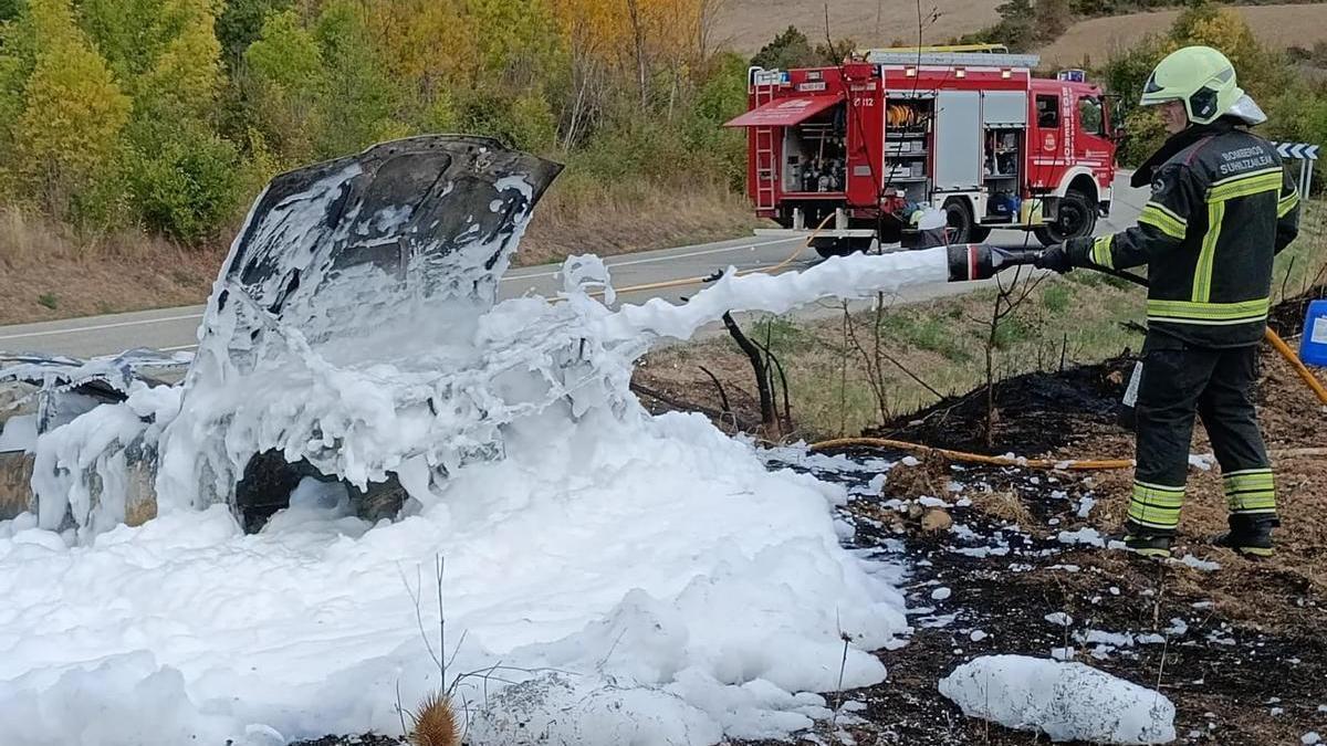 Efectivos de Bomberos trabajan para apagar el fuego.