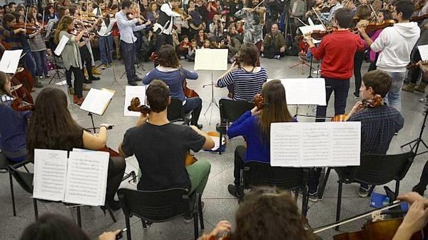 Ara Malikian llena de música la madrileña estación de Atocha