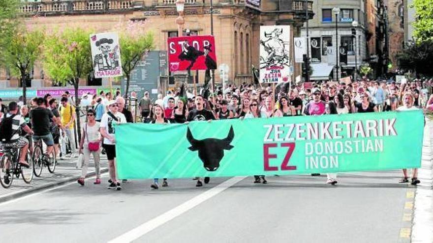 Medio millar de personas contra las corridas