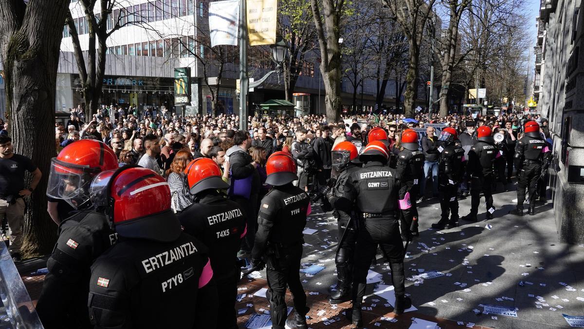 Agentes de la Ertzaintza vigilan a los manifestantes en las inmediaciones del Primark de Bilbao