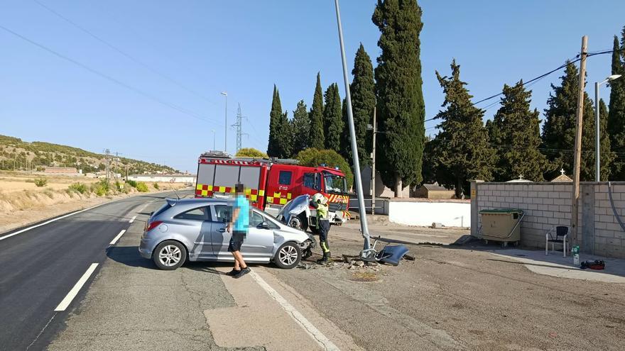 Una persona trasladada al HUN tras salirse de la vía y chocar contra una farola en Peralta