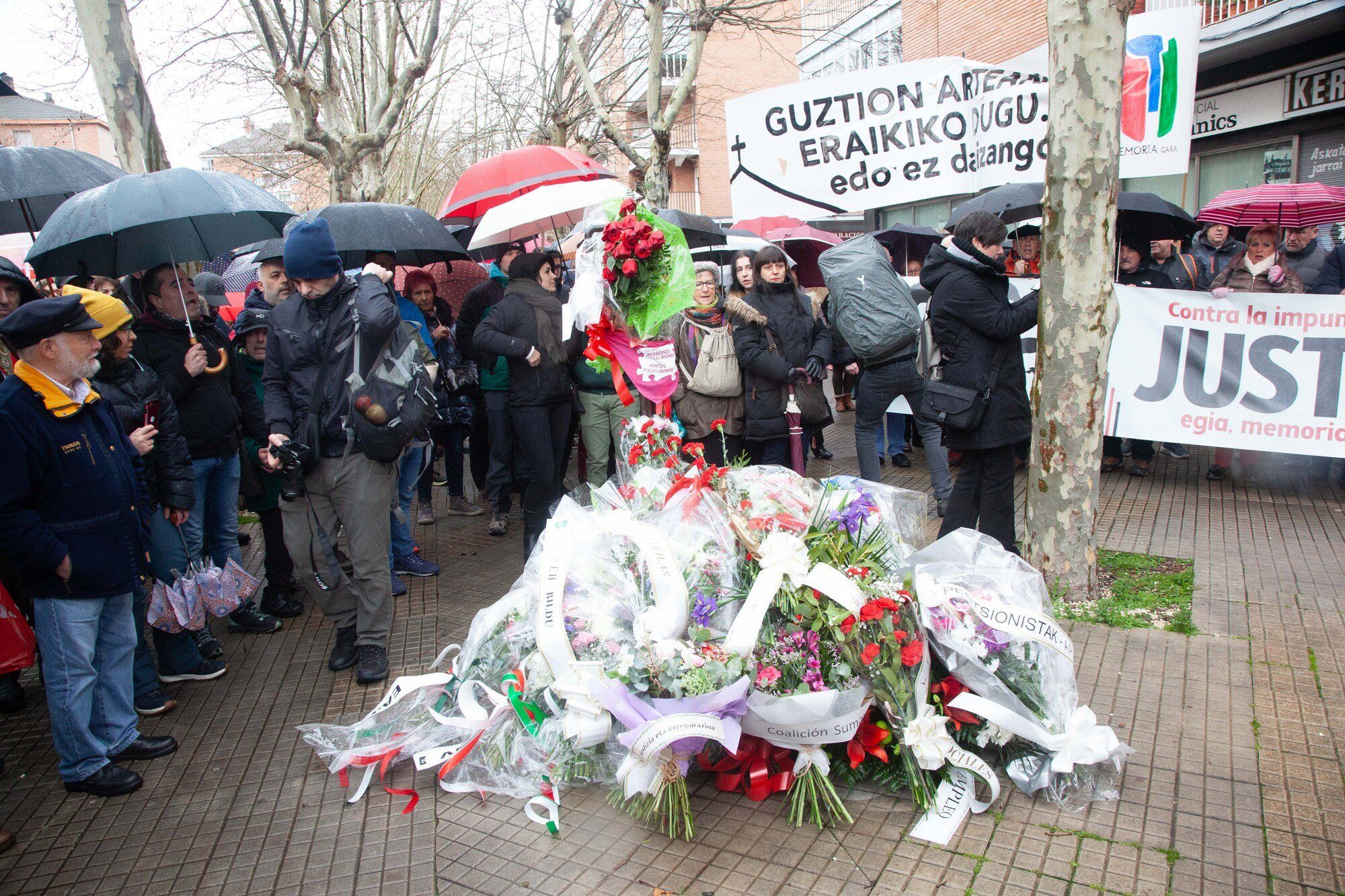 En imágenes: Homenaje en el monolito antes de la manifestación del 3 de Marzo en Vitoria