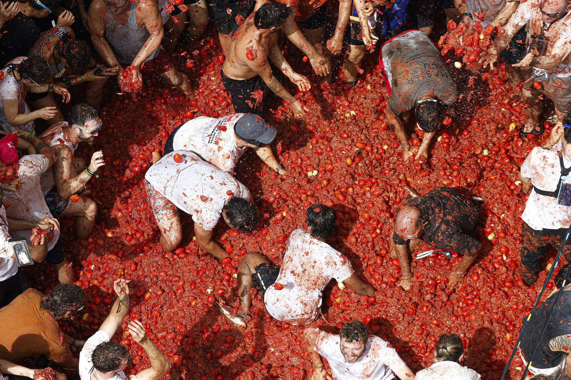 La Tomatina vuelve a teñir de rojo las calles de Buñol
