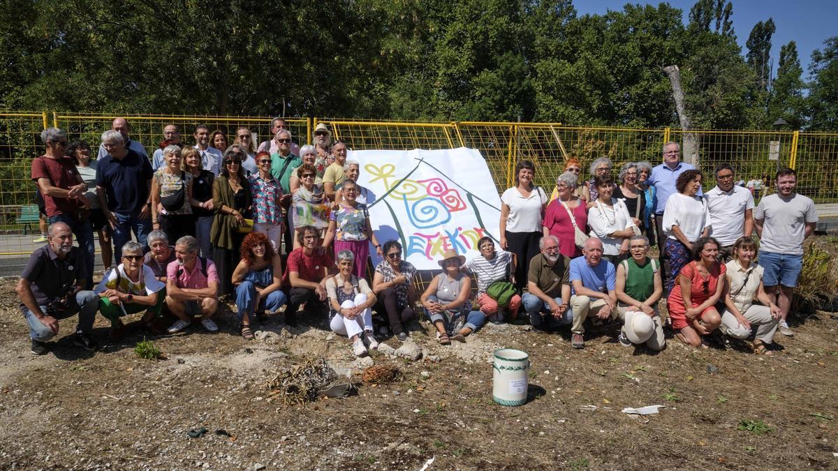Integrantes de la cooperativa Etxekide, el pasado sábado en el acto de colocación de la primera piedra.