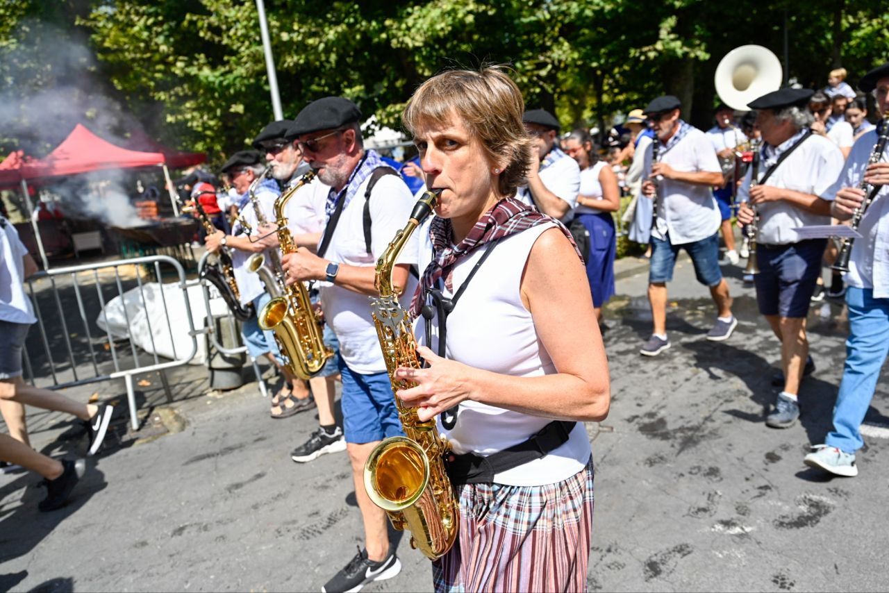 Gran ambiente en el desfile de la Euskal Jira de Irun
